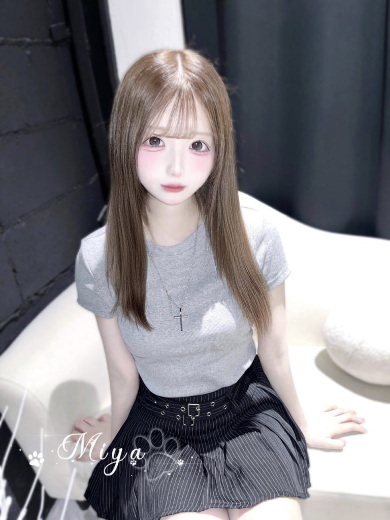 巨乳の可愛い妹、おとなしい外見に隠された悪戯な魂弾力のある胸と細いウエスト、動きがとても魅力的撫でられたり、じっと見つめられたりするのが好きで、一度触れると止まらなくなるタイプ