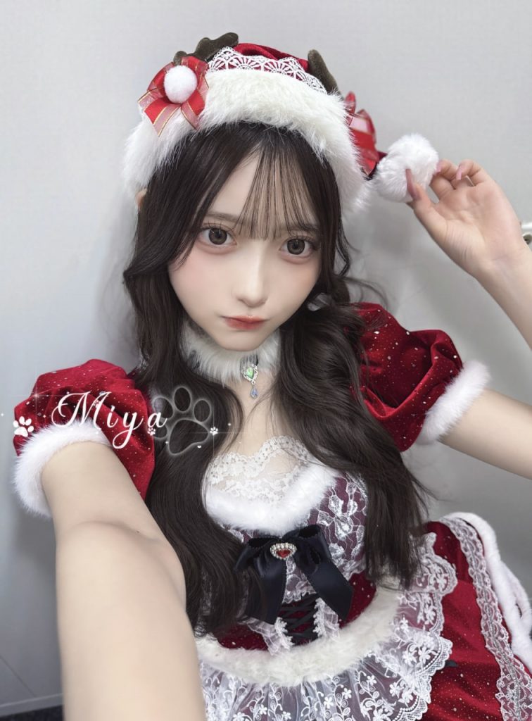 美脚の美女、色気満点で欲望が強い、今すぐ満たされたい本格的なフルコースサービスで、最高のプレイとフィニッシュを約束します