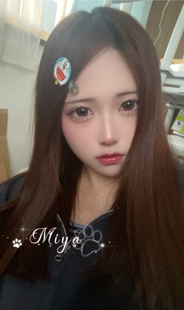 乳首がピンク色で触り心地が良いです激しくすると大きな声で喘ぎ、濡れやすいです