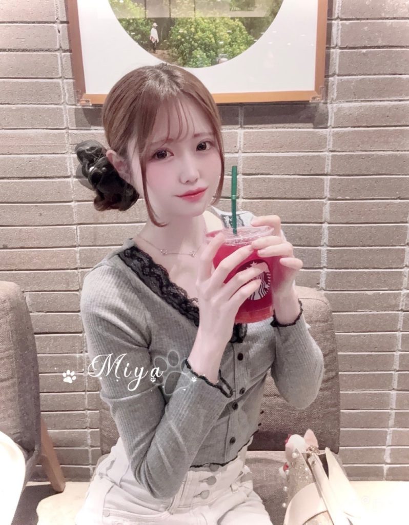 挑発が得意で、様々な刺激的な体位を楽しむのが好きです。感じやすく濡れやすい体質で、耐久性があり、素股やディープキスなどのサービスも可能です