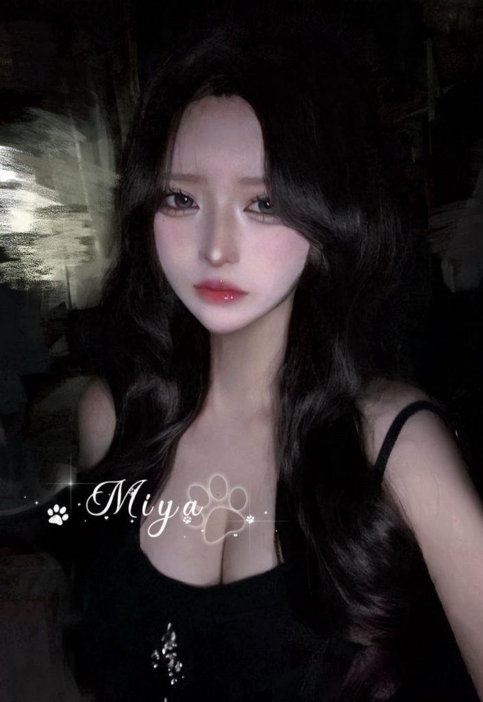 小穴が超敏感で、喘ぎ声がエロく、プレイを楽しんでいます