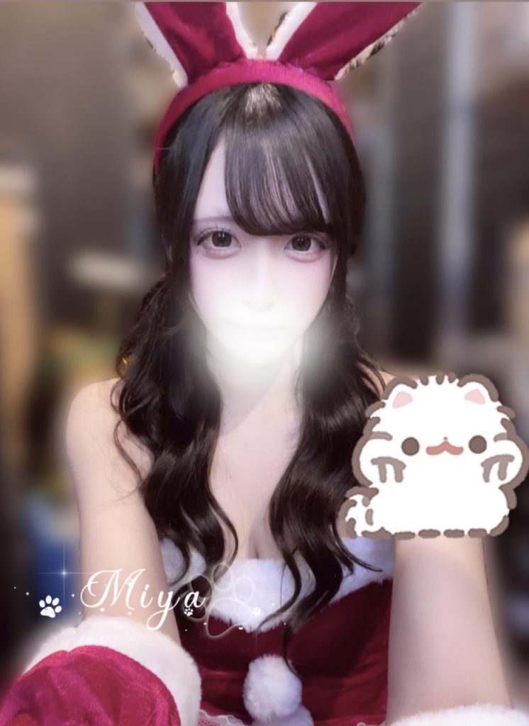 身体が敏感で、絶頂時に潮吹きし、小穴はきつくて濡れやすいです