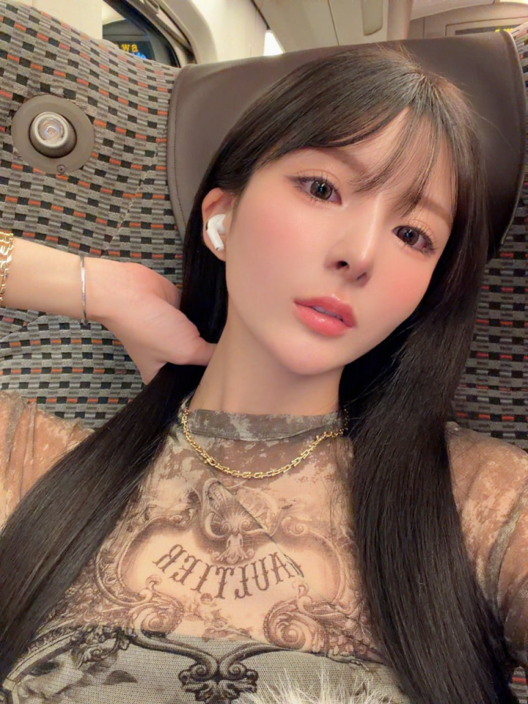 粉嫩な穴が爆発するほど締まっていて、水量も多くて挿れるとすぐに吹き出します。