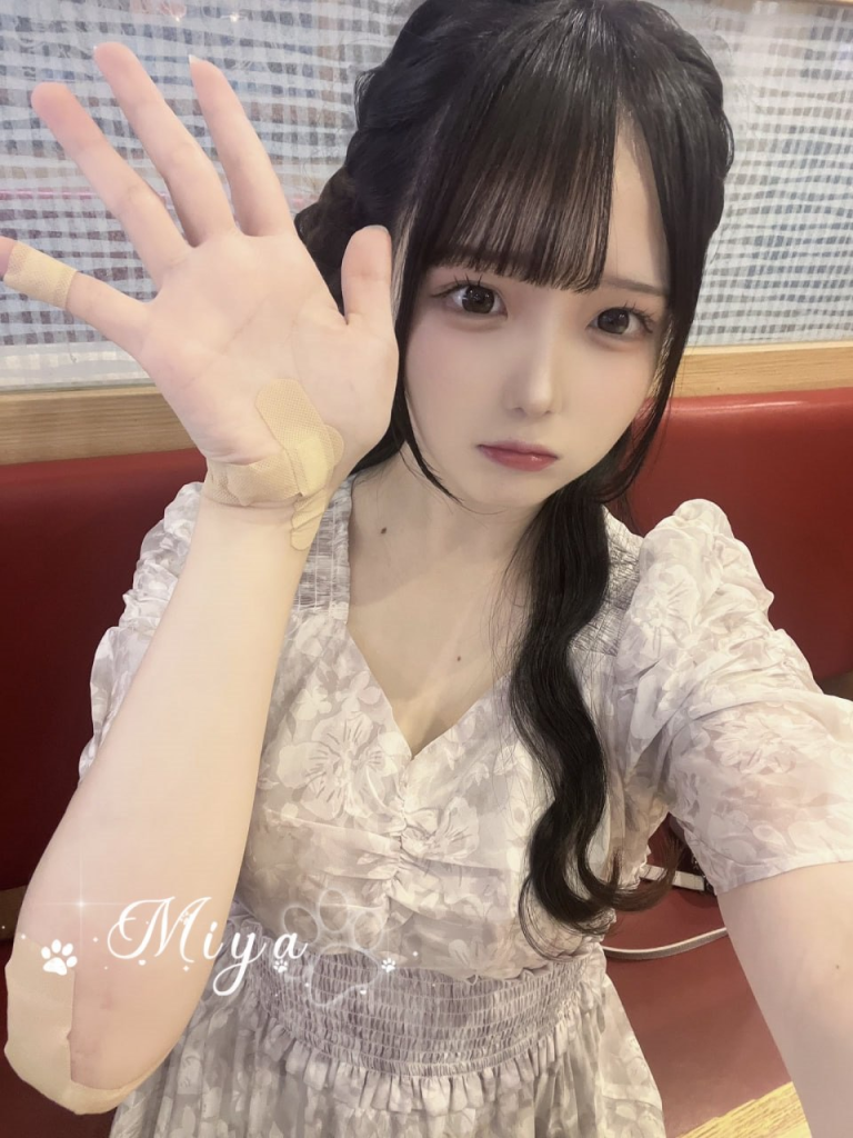 愛愛がとても協力的で、複数のセッションに最適です。様々な異なる体位を試すことができ、兄の足がふらつくほどですV