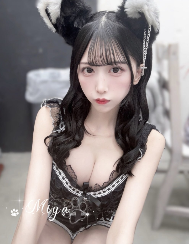 身長が小さくて軽やかで、片手で抱きかかえてエッチできる