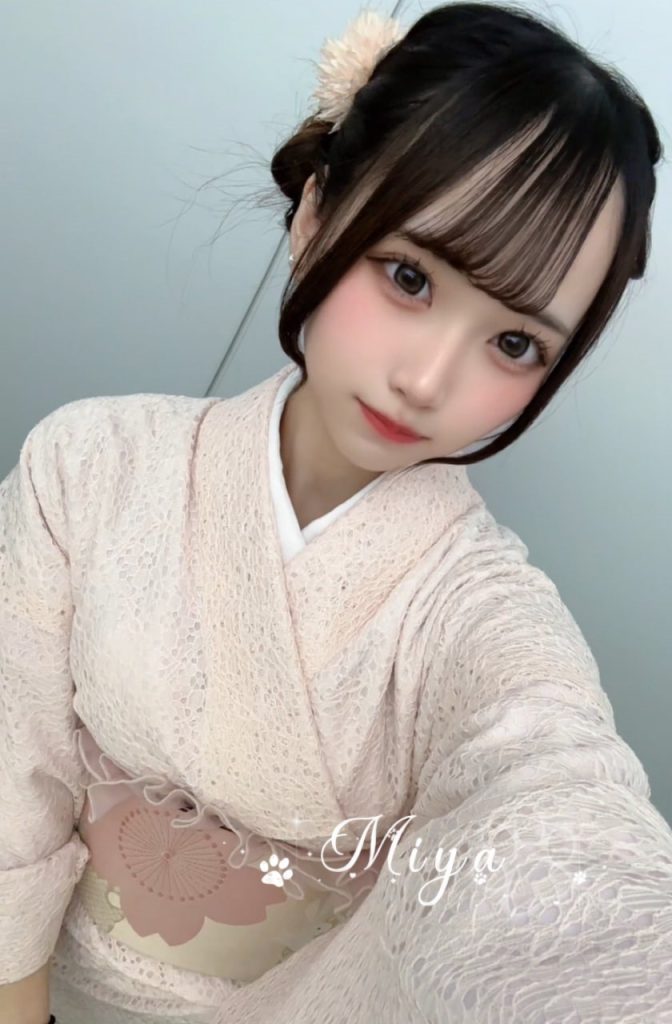 小穴が湿っていて、触り心地は弾力があって、潮吹きもしますよ