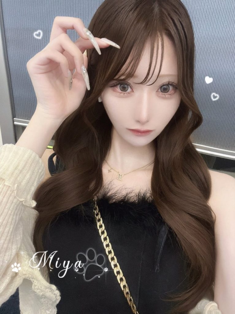 鏡に向かってオナニーするほど淫乱で、クールな顔立ちなのに可愛らしいです