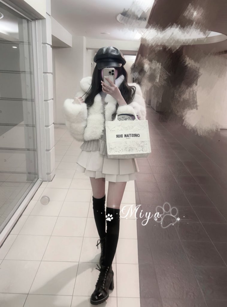 淫らなギャップのあるタイプ、ベッドの上で愛し合いながらあなたを倒すのが好き