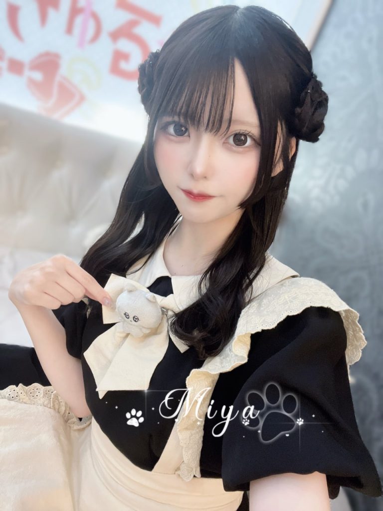 巨乳でピンク色、形もきれいで手触りが良いです。