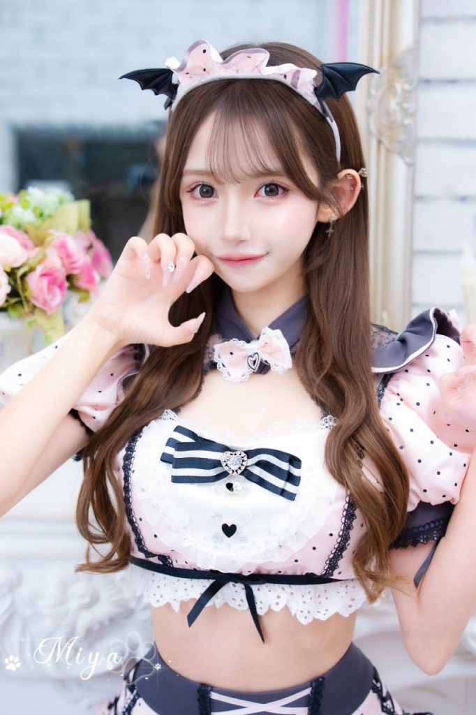 ピンクの小さい穴は超締まっていて、水がたくさん出てずっと垂れています。あなたを気持ちよくさせて、足がふらつくほどに。