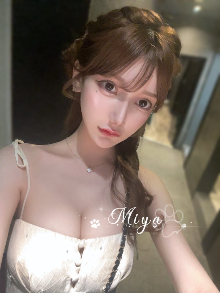 彼女感満点で、セックス中にベタベタとキスをしてきて、抱きしめて離さないのに、挑発的で足がガクガクになるほど激しく求めてくる。