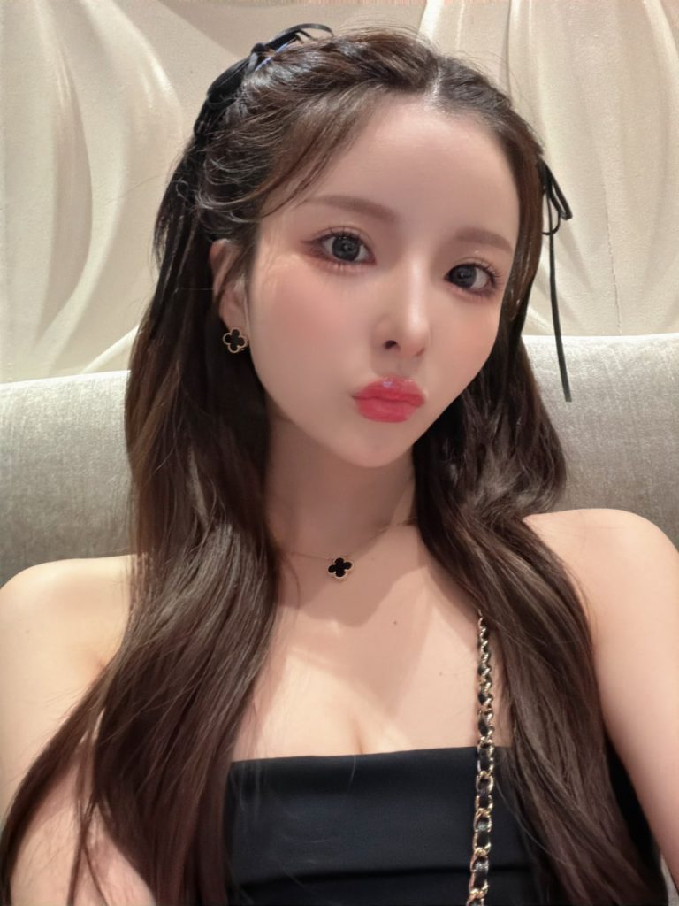 ピンク色のあそこが締まりすぎて爆発しそう + 水の量が多くて一突きで吹き出します