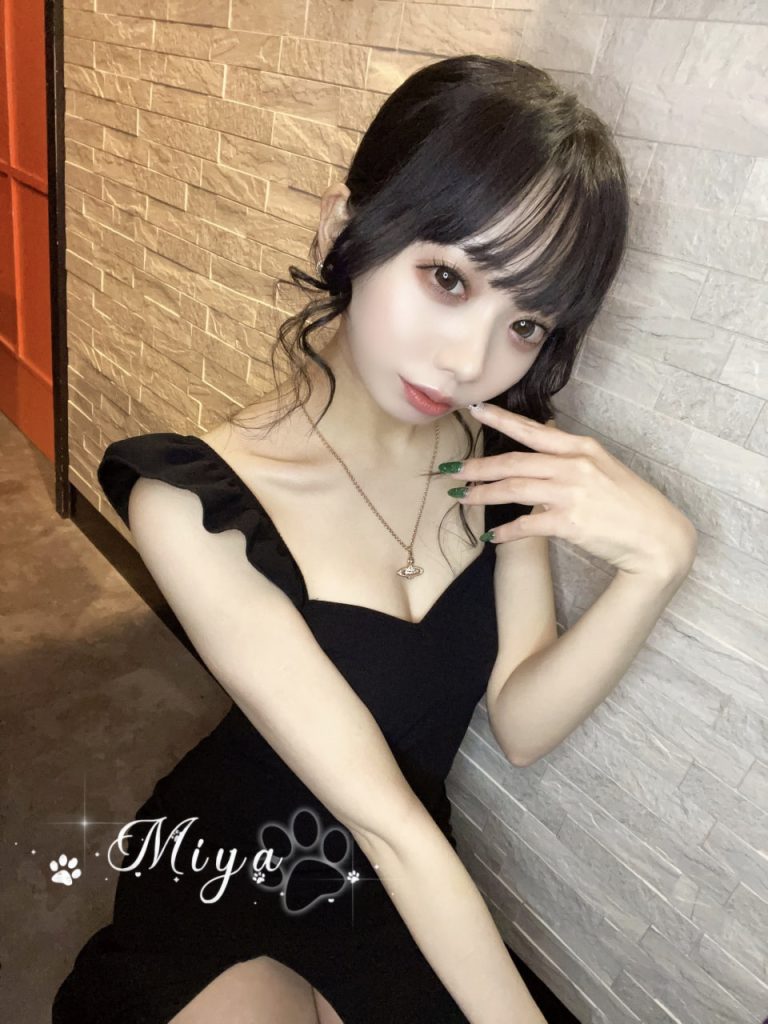 古典的な和風美人で、着物姿では胸元がほのかに見え隠れしかしその実態は、あなたを絞り尽くすようなプレイの数々畳の上での様々な体位もお手の物で、最後は必ず「騎乗位で絞り出す」で締めくくります