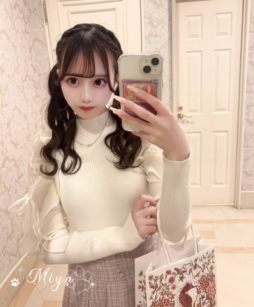 巨乳で色白、形もきれいで手触りが良いです。スケールが大きくて淫らで、サービスが上手です。