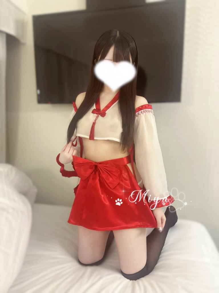 夢幻の海辺ガール ベッド上で激しく喘ぐ海辺の小屋テラスで抱きしめられながらするのが好き