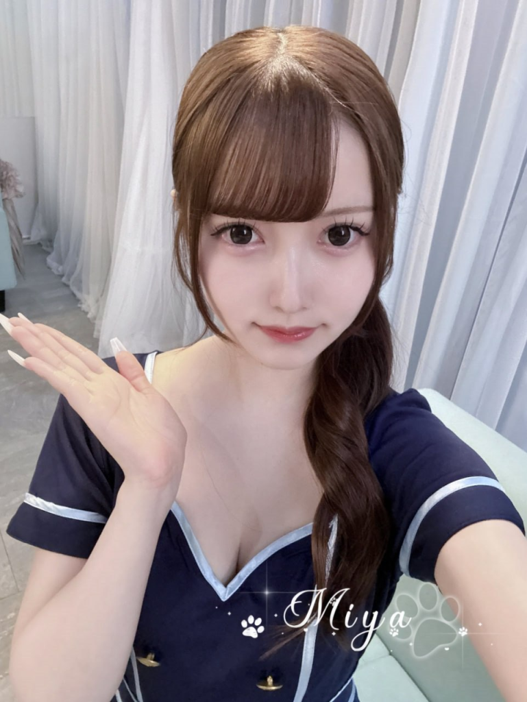 甘え上手なナンバーワンの小悪魔大好きなのは、あなたの膝の上に座って向き合い、唾液が糸を引くまで舌を絡ませること