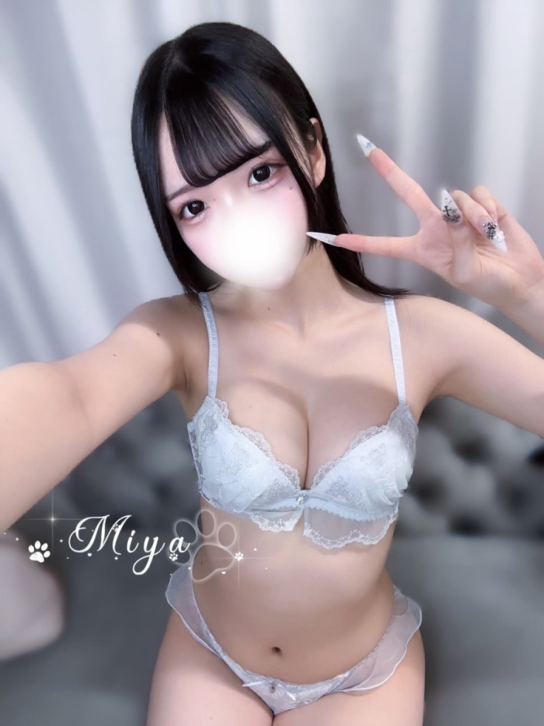 穴の中が火口のように熱くて、挿入すると肉壁に締め付けられてすぐにイッちゃいそうになる 乳首を軽く噛むだけで絶頂に達して、淫らな汁があちこちに飛び散るほど潮吹きしまくる