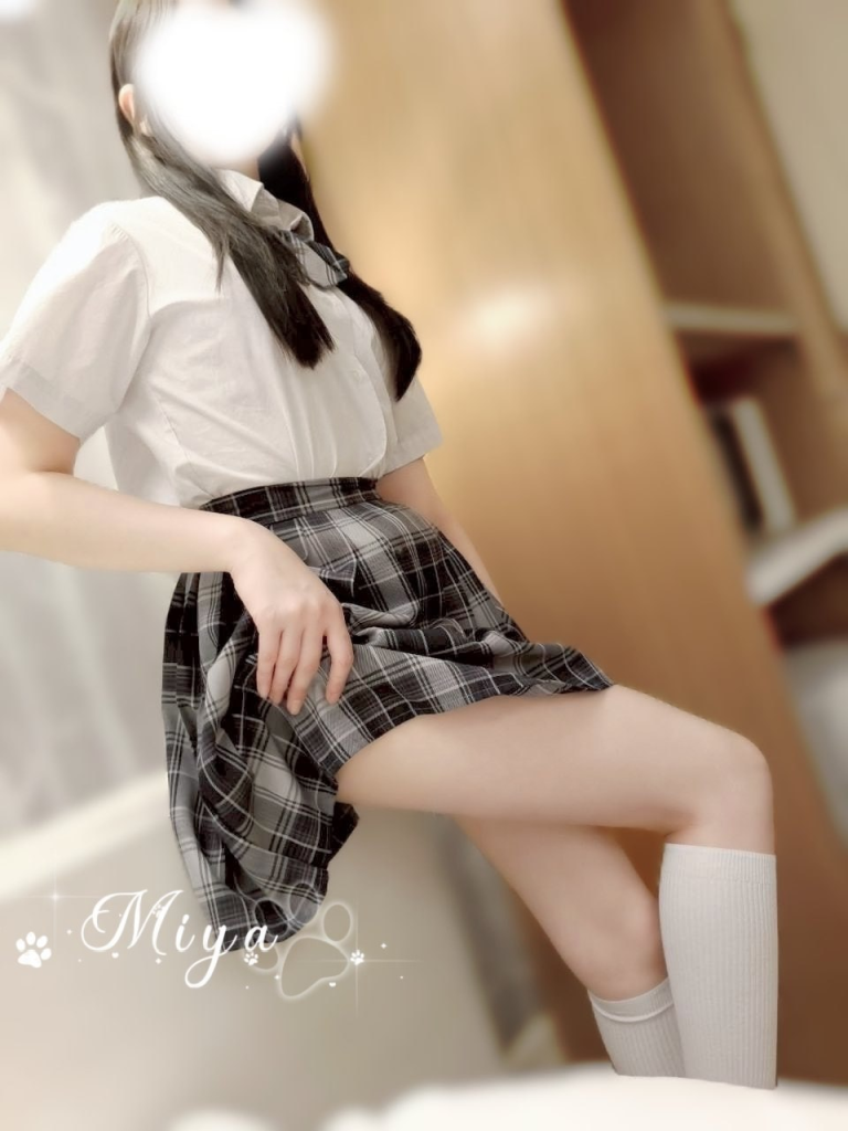 甘い声が耳元で喘ぎ、小さな穴から水が噴き出して失禁のよう シーツはびしょ濡れに