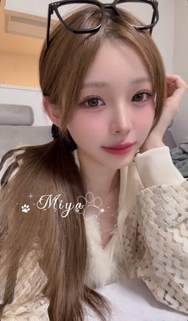 クールな外見の下には、超絶に淫らなビッチが潜んでいます。Eカップのバストは白くて大きく、揺れるたびに興奮を誘います。