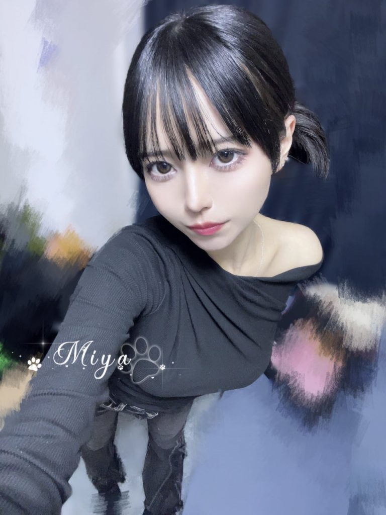 この妹は表面では純粋を装っているけど、実は淫乱で、少し触れるだけで潮吹きするんです。