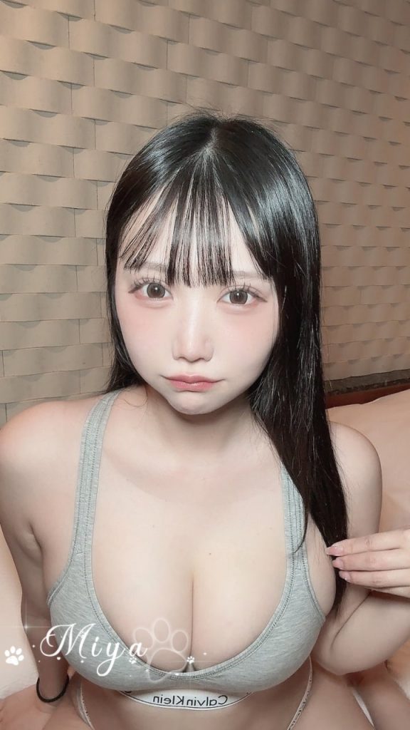 ベッドの上で淫らなメス犬男を誘惑するのが上手で、性欲を煽るのが得意です