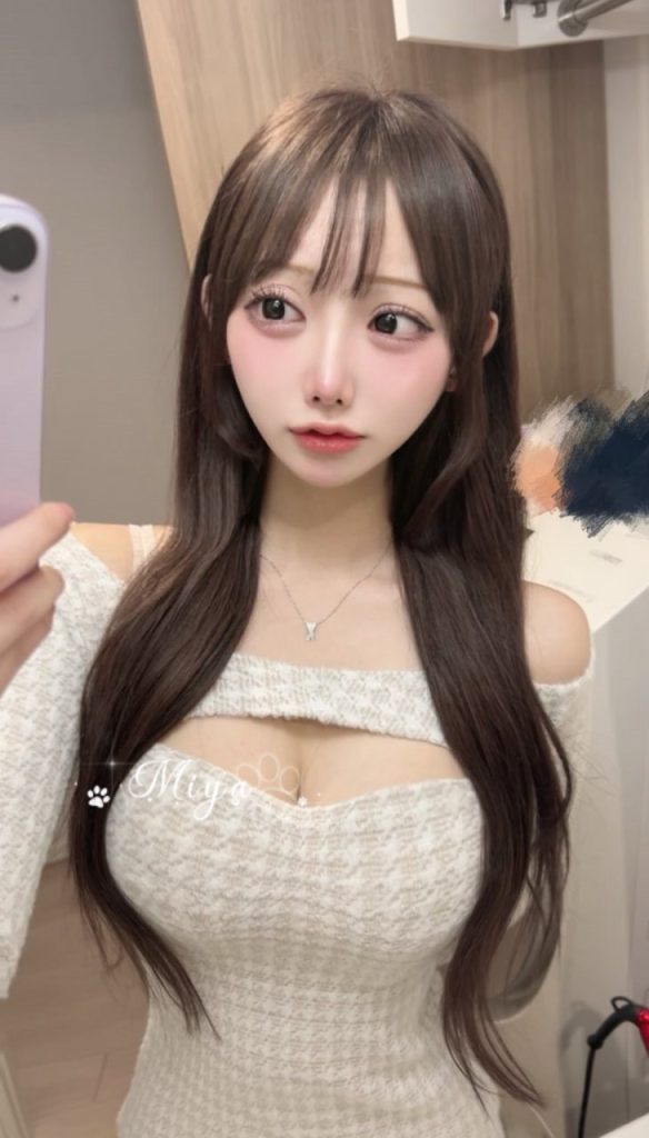 彼女は自らお尻を広げ、もっと深く挿入してほしいと懇願します